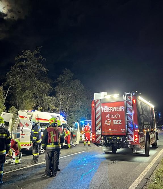 Verkehrsunfall mit eingeklemmter Person – PKW landet im Bach (Bild 3)